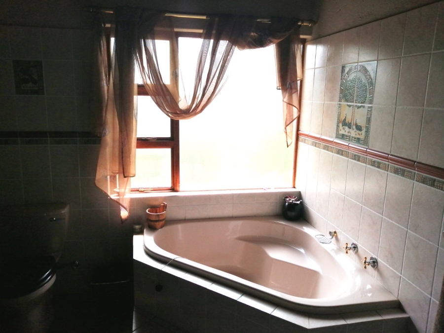 4 Bedroom Property for Sale in Boschenvaal River Front Lodges Free State
